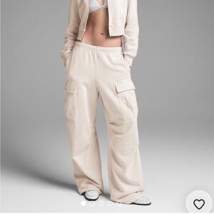 skims - boyfriend fleece cargo pants (buff)